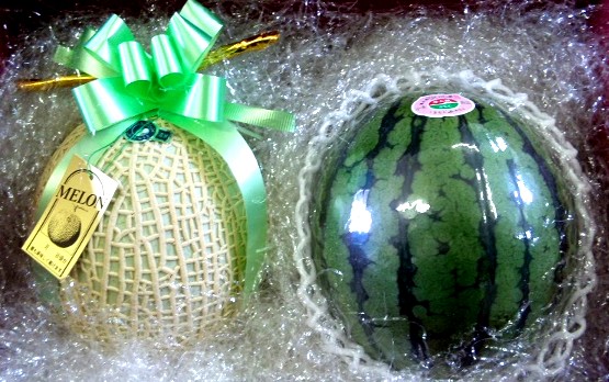 西瓜とメロンのセットの詰め合わせに、小玉西瓜の割れ防止に使用